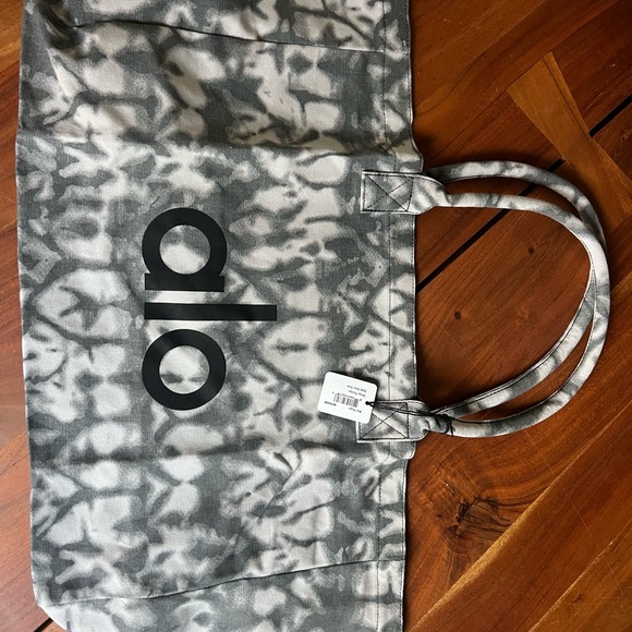 ALO Yoga Handbags - COPY - ALO Yoga Gray Sporty Tote Bag